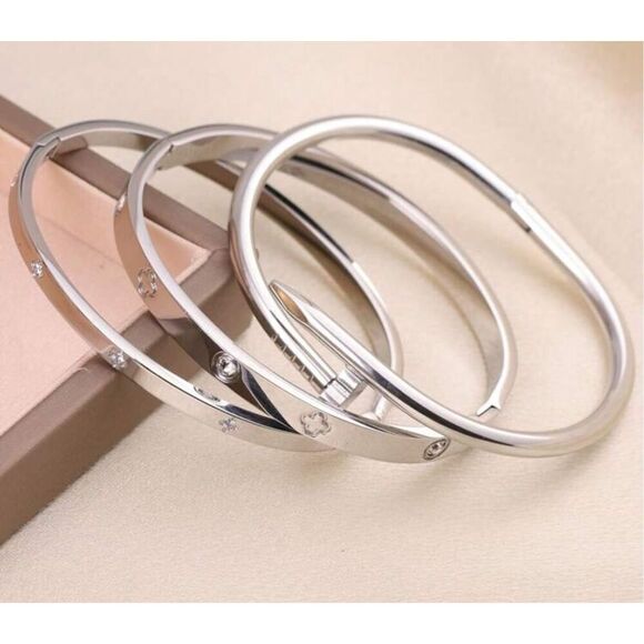 Clover Nail Bracelet - Picture 4 of 6